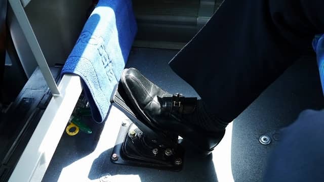 補助ブレーキが運転席のすぐ後ろに!