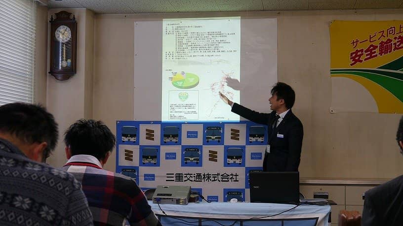 柔らかい物腰で丁寧に説明する川端課長