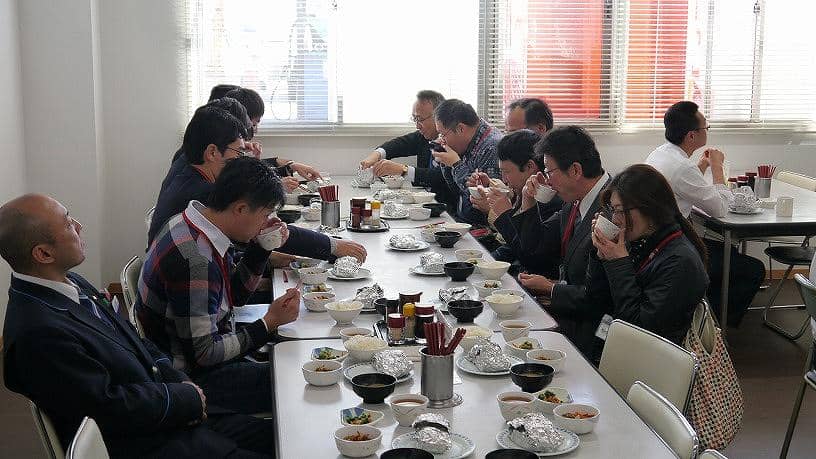 美味しい食事におかわりする参加者も！