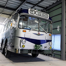 よみがえった前輪2軸の大型バス 旭川電気軌道の三菱ふそうMR430