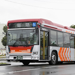 注目のラッピング車も登場！東急バスの連節バス「タンデム