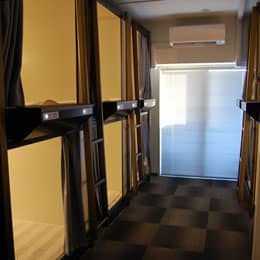 椅子の上で寝てる男の人のイラスト