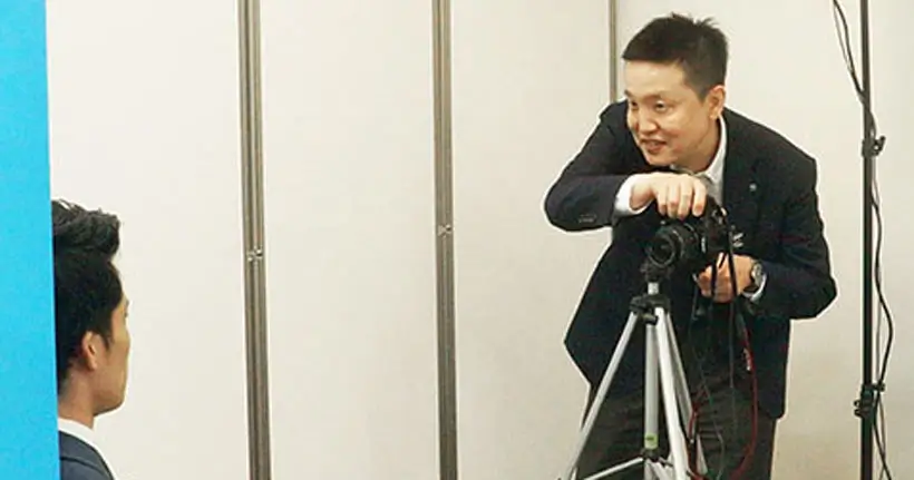 写真を撮る男性