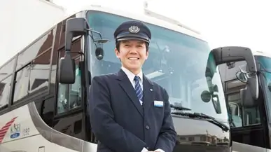 バスの前のバス運転手（男性）